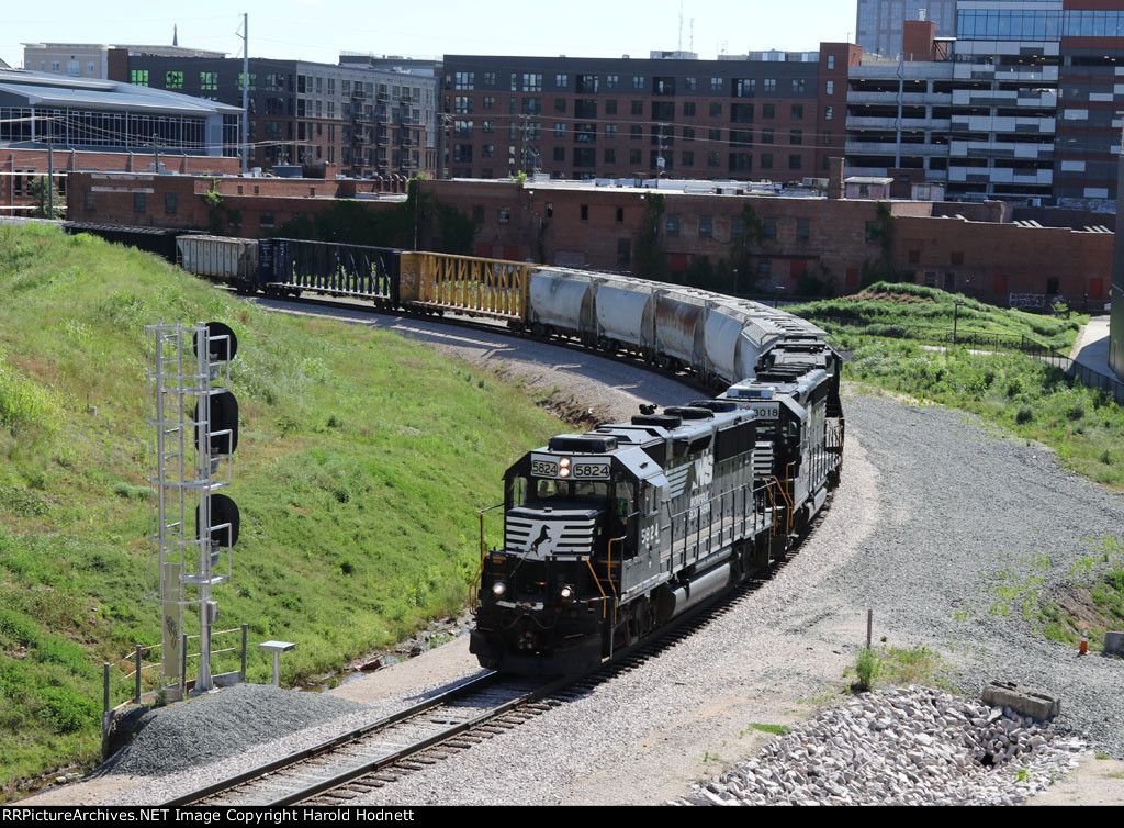NS 5824 leads train E60 around the curve at Boylan